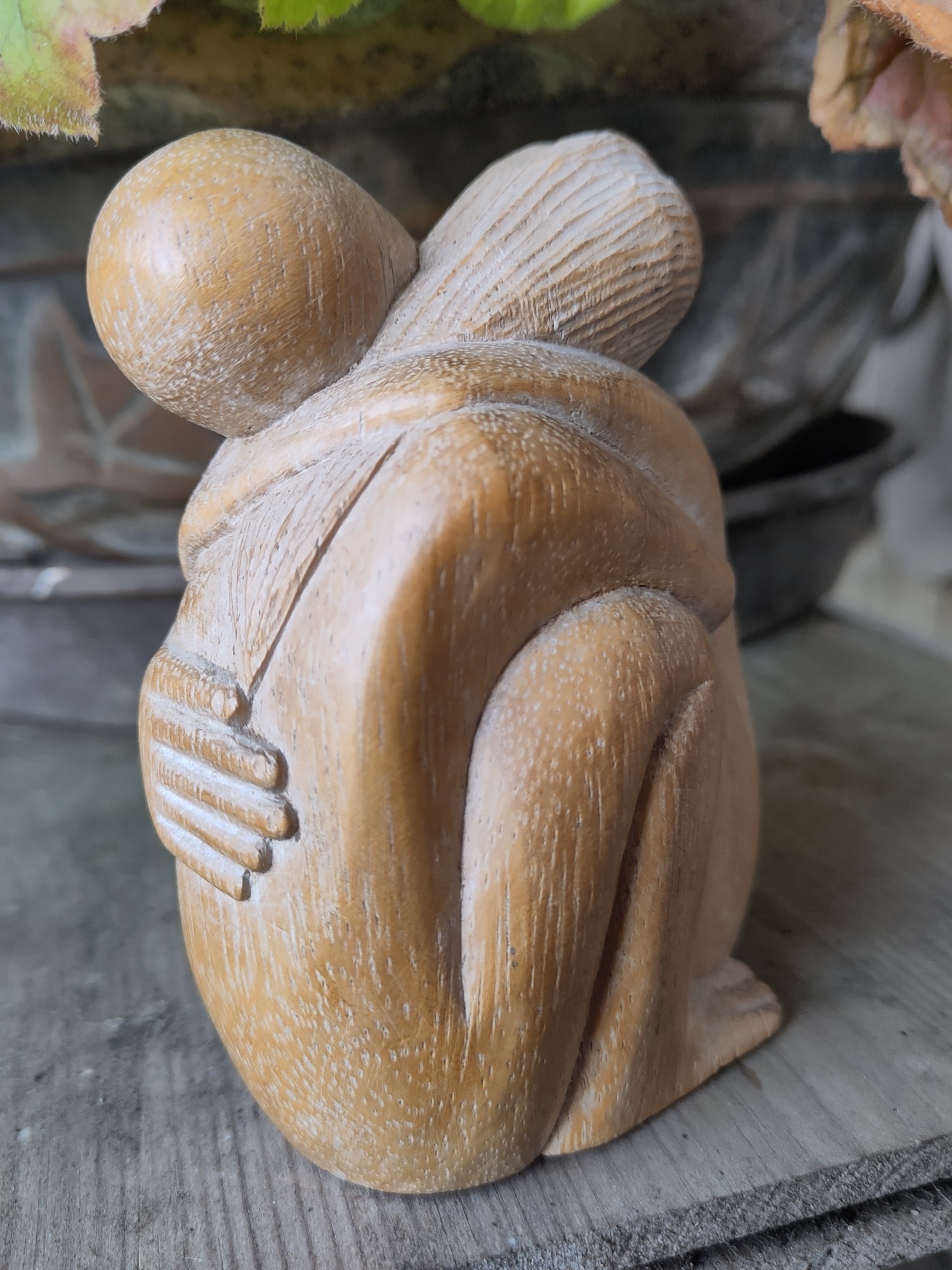 Skulptur aus Holz, zwei Menschen umarmen sich